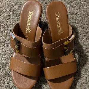 Toscanella Women's Tan Sandals with Buckle, NWOT, size 8